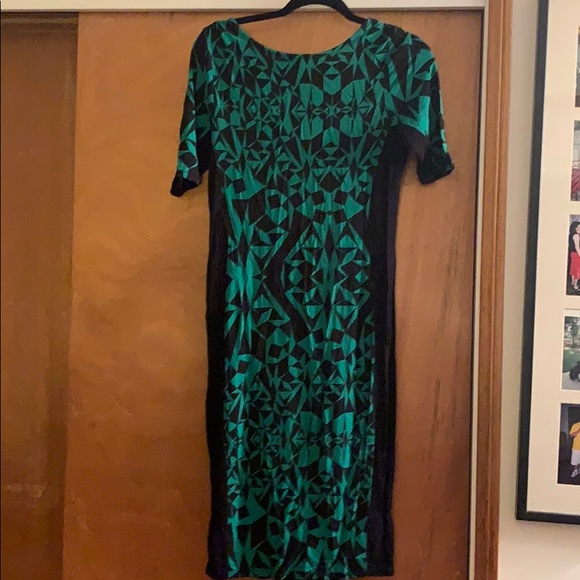 Fitted green and black dress - Picture 4 of 4